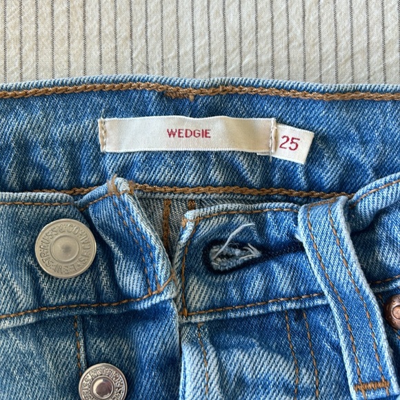 Levi’s Wedgie Icon Fit Jeans - in Jazz Devoted. Size 25 - Picture 3 of 12